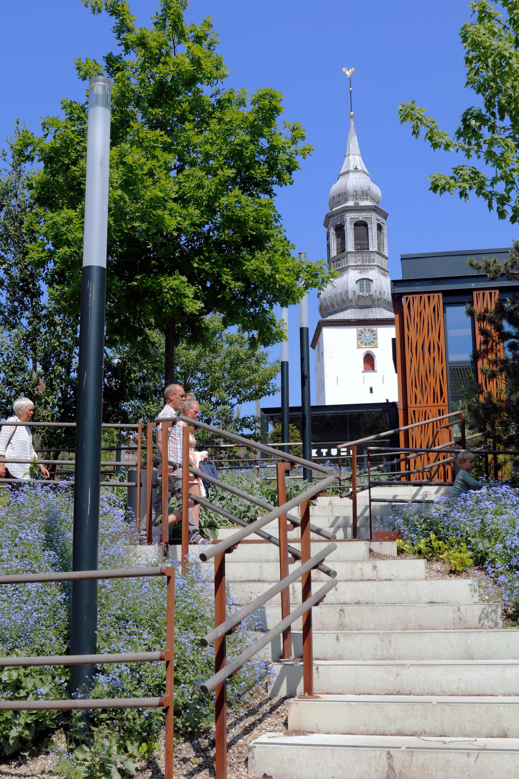 Budolfi Plads - trapper med kirken i baggrunden