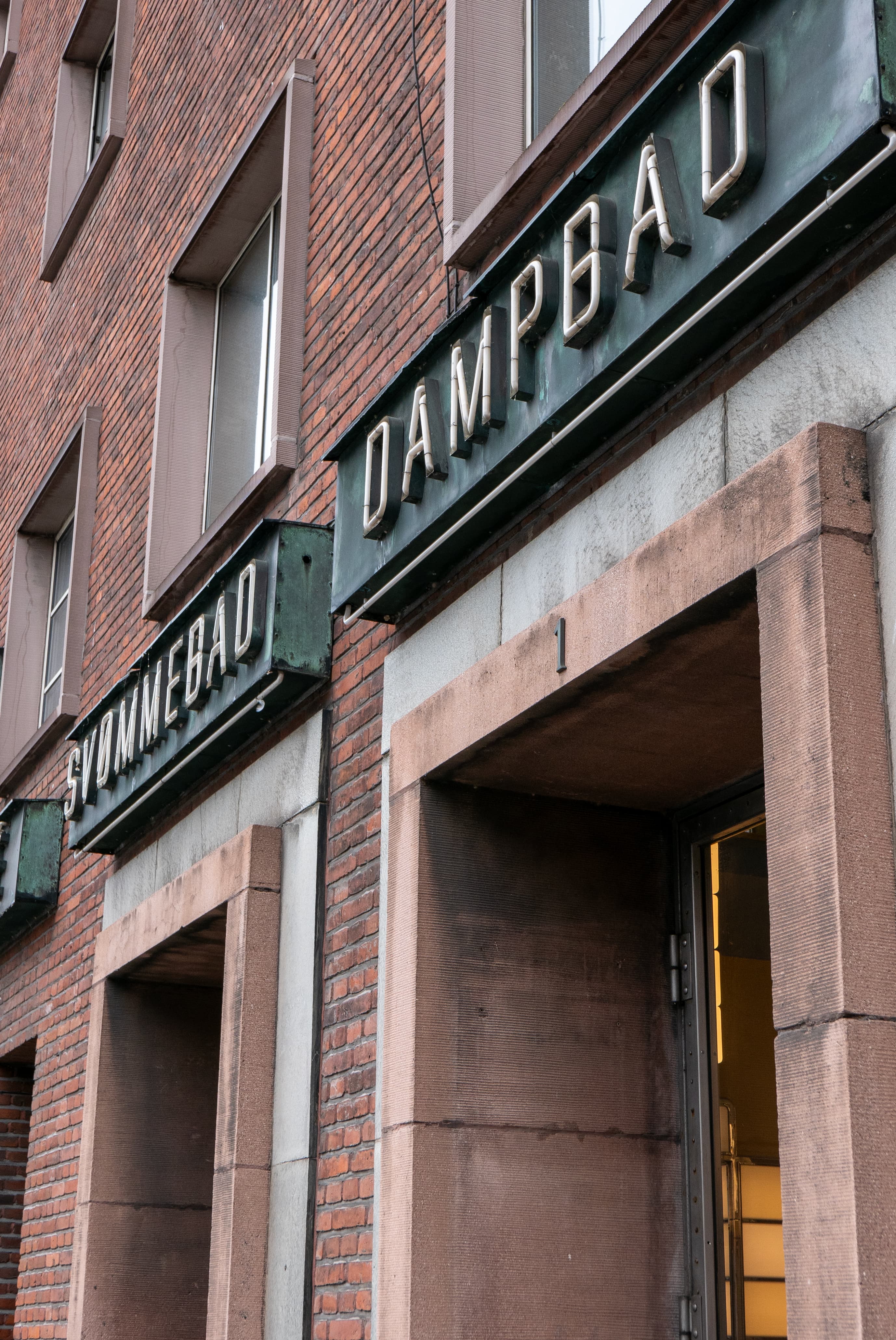 Facadeskilt på Badeanstalten Spanien