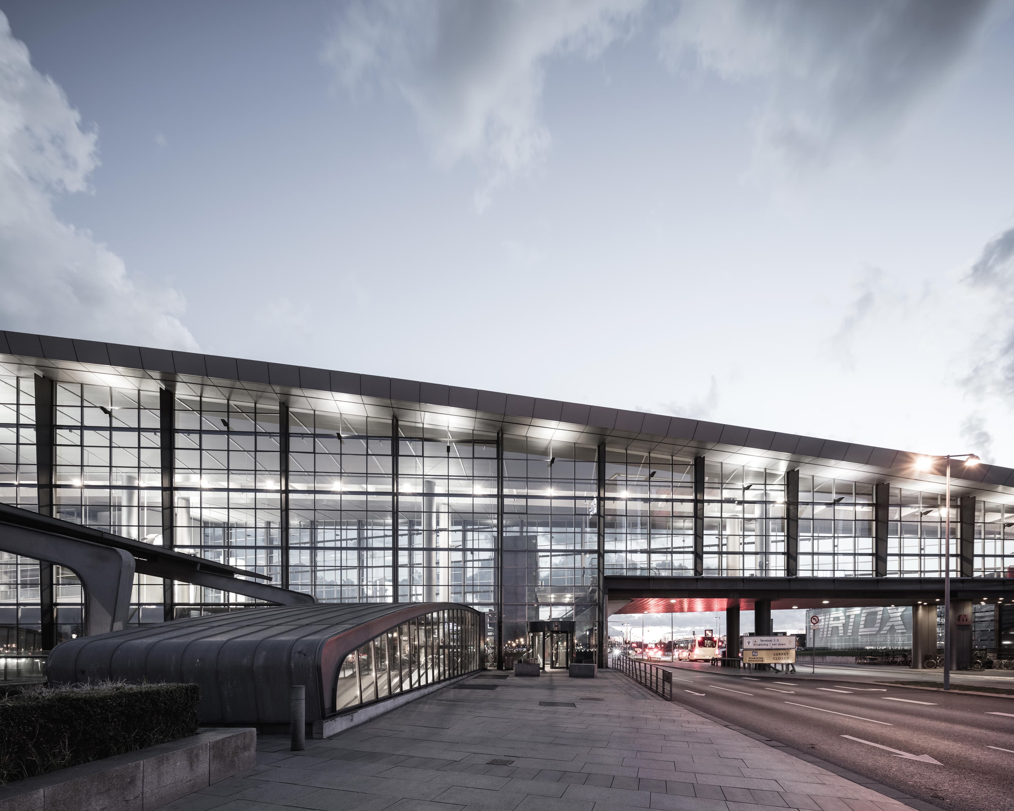 Københavns Lufthavn Terminal 3 i tusmørke