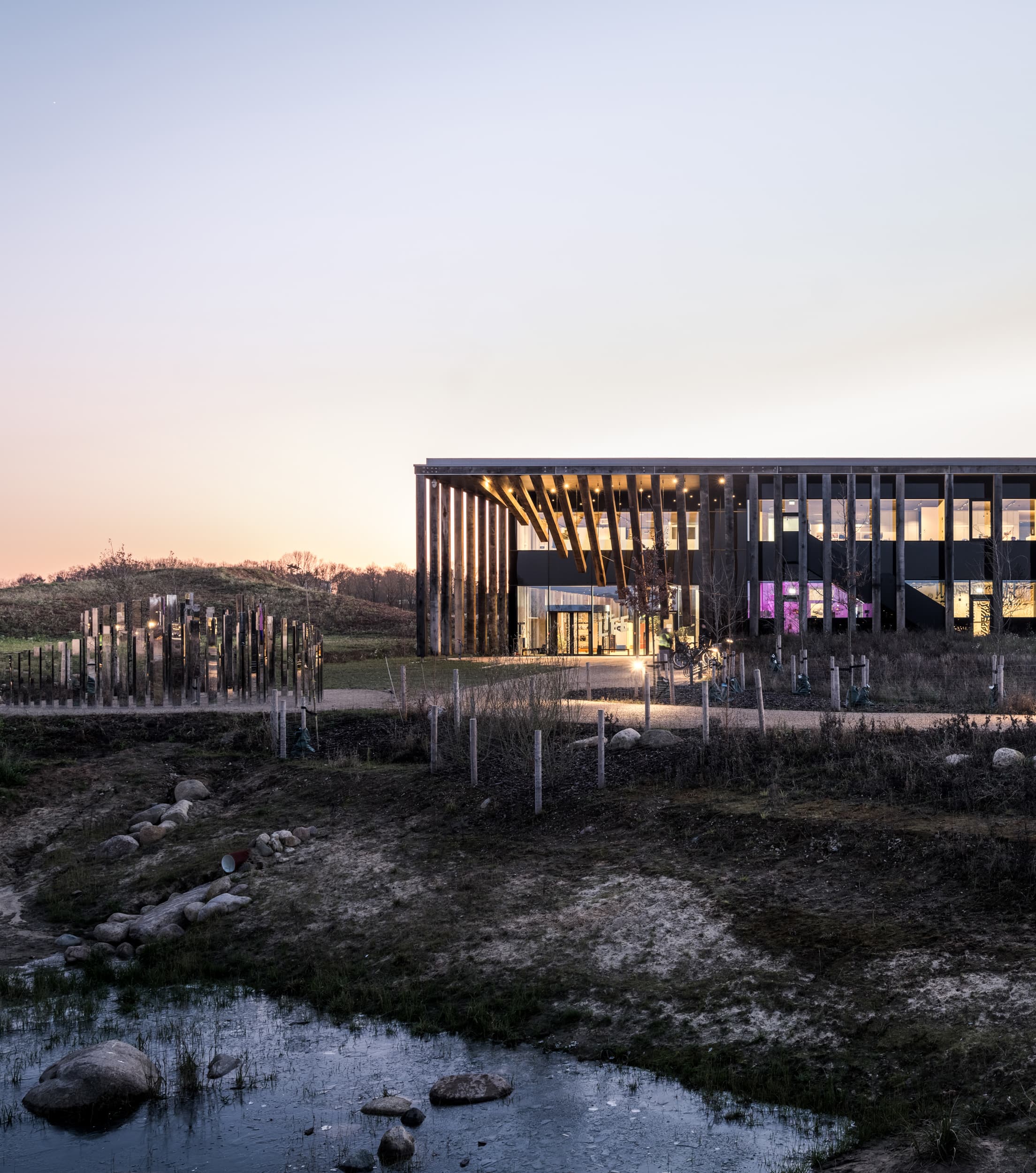 LIFE Campus - facaden fra afstand i tusmørke