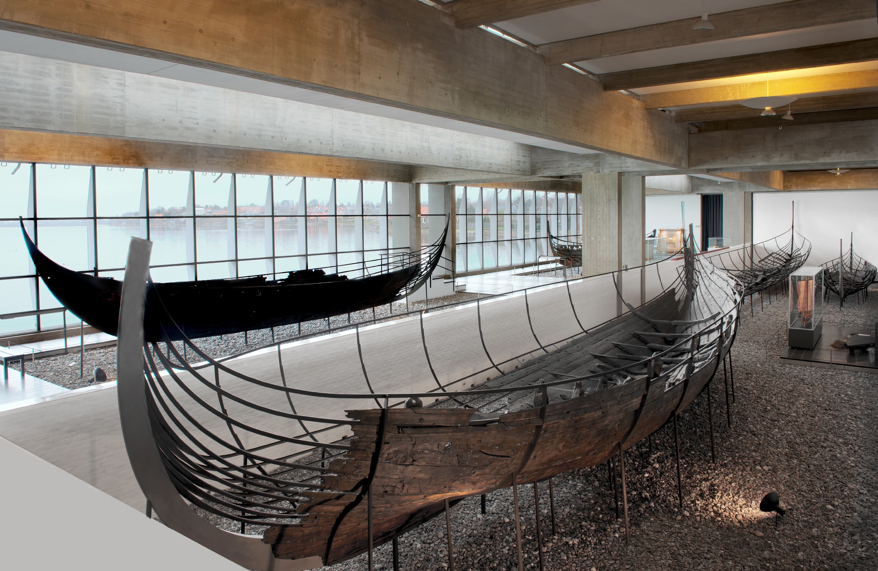 Hallen med vikingeskibe på vikingeskibsmuseet i Roskilde