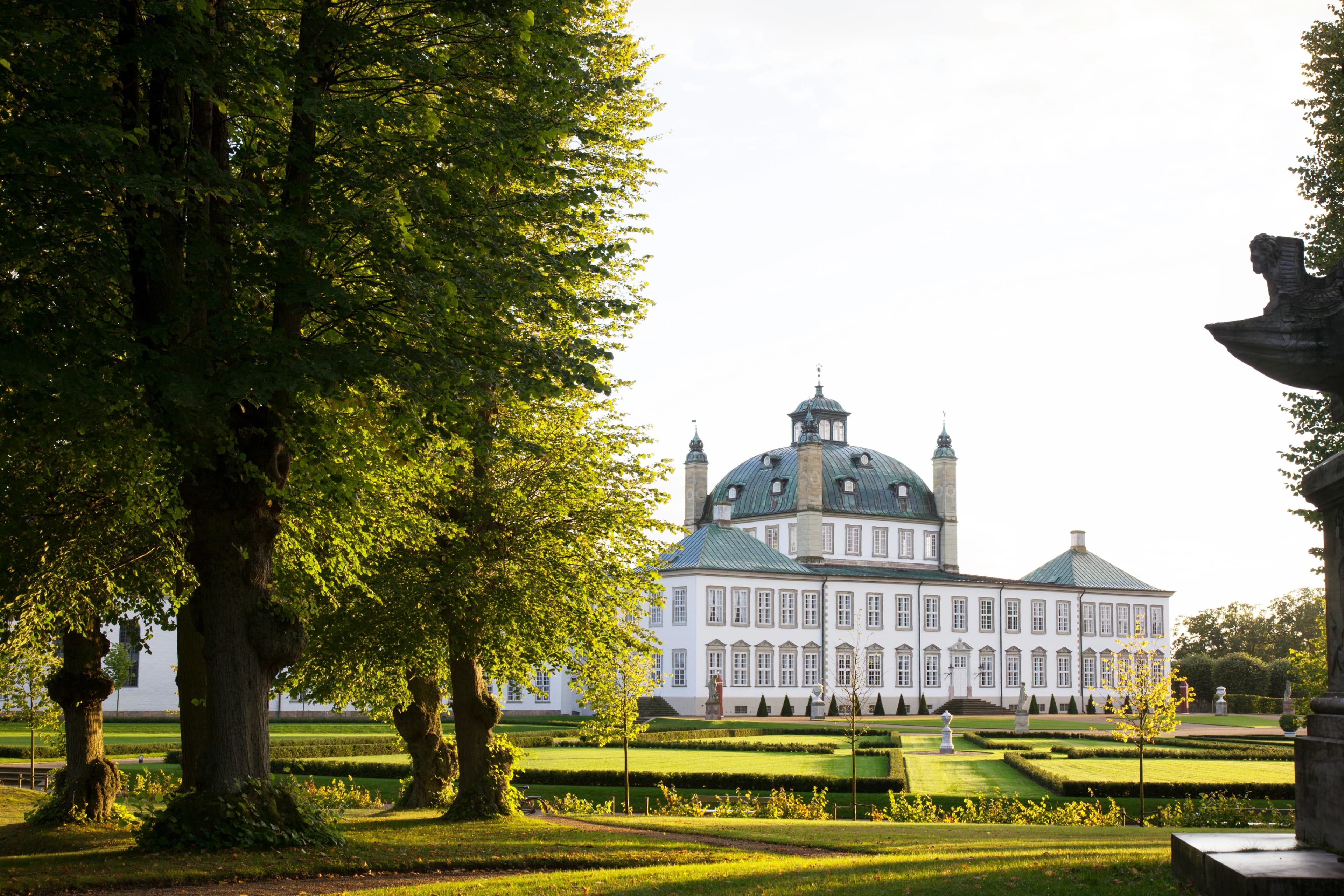 Fredensborg set fra bag træerne